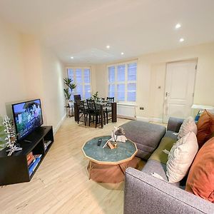 3 Bedroom Apartment With Private Terrace In Pimlico, Westminster, Victoria