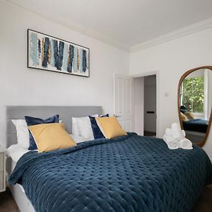 Heavenly Stays, Knightsbridge, Stylish 2-Bd Escape