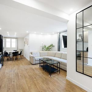 Appartement à 3 Chambres à Coucher aux Étages Supérieurs