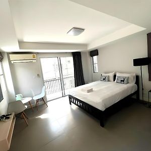 Studio Lit King-Size