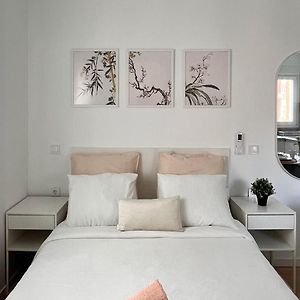 Studio Lit Queen-Size