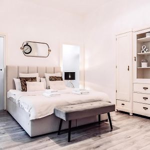 Wenceslas Square / Main Station - New Studio*****