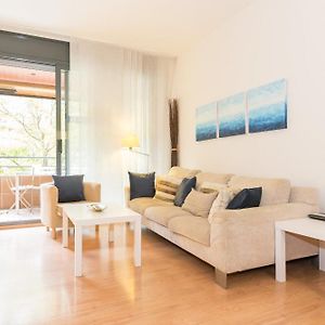 11Jog1036 - Huge & Bright Apartment Train Station