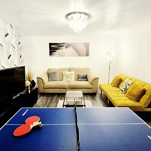 City Centre Apartment With Tennis Table