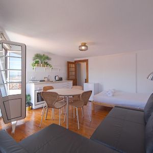 Studio Lit King-Size