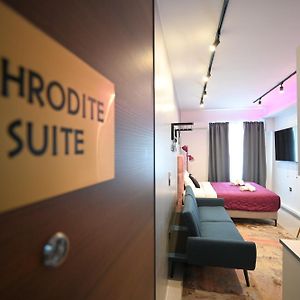 Aphrodite Suite By Zeussuites