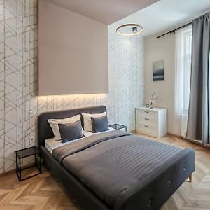 3 Bedrooms Bright Flat In The Heart Of The City -Free Parking Need Reservation