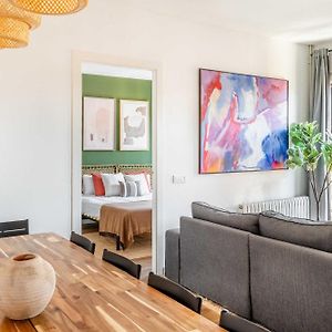 Big Apartment For 15 In The Heart Of Eixample