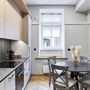 Cosy And Authentic Apartment In Vilnius Old Town