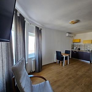 Studio Lit King-Size