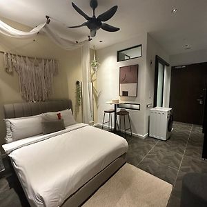 Studio Lit King-Size