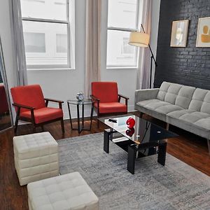 Modern&cosy SMOKING 2 bedroom on Michigan avenue