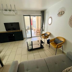 Jolie 3 pièces avec terrasse au vieux port, à 2 pas des plages et du palais.