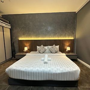 Studio Lit King-Size