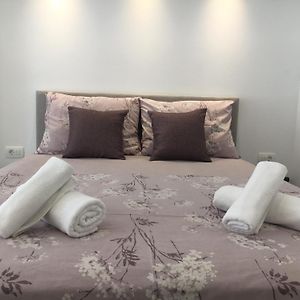 Studio Lit King-Size