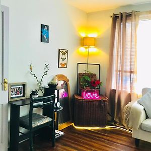 Heartwarming And Vibrant Private Room In Rental Unit
