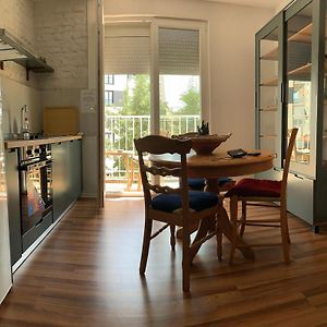 Flora - Modern Rooftop Apartment With Balcony