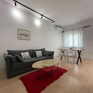 Kadare City-Center Apartment With Balcony