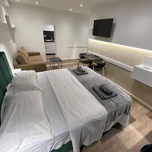 Le Petite Central Studio Apartments