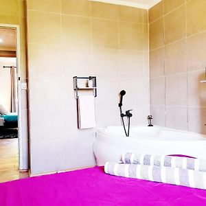 Bathtubs Suite 1 To 6 - Self-Arrival - Parking