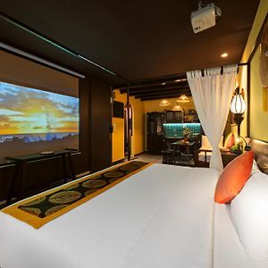 Old Quarter Lux Boutique Railview Retreat