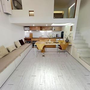 Appartement à 3 Chambres à Coucher aux Étages Supérieurs
