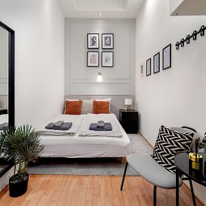 Studio Lit Queen-Size