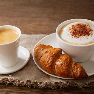 Corvin Royal Apartments - Breakfast Available