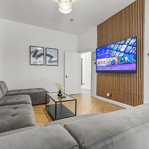 Modern City Centre Townhouse Sleeps 10 & Parking