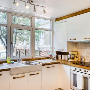 Homely 4 Bedroom House In Brixton