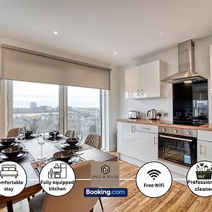 3 Bedroom Apartment By Paul & Malin Properties Short Lets & Serviced Accommodation Manchester With Free Parking & Gym Access