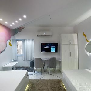 Studio Lit King-Size