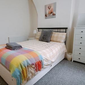 Bright, Comfortable Home, Convenient For City Centre