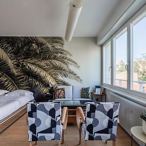 Studio Lit King-Size