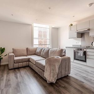 Urban Retreat By Lvp Apartments - Spacious 2-Bed, Sleeps 10 - Ideal For Groups