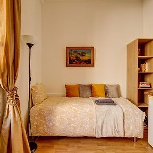 Small Luxurious Room In The Heart Of Saint Germain