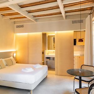 Studio Lit King-Size
