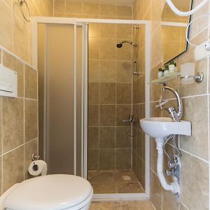 Chambre Budgétée Double au Sous-Sol