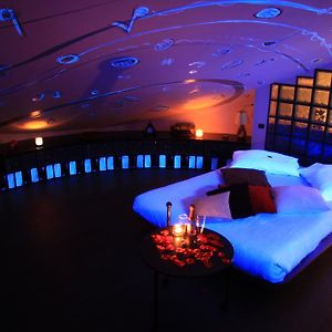 Studio Lit King-Size
