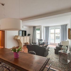Appartement Grand à 2 Chambres à Coucher