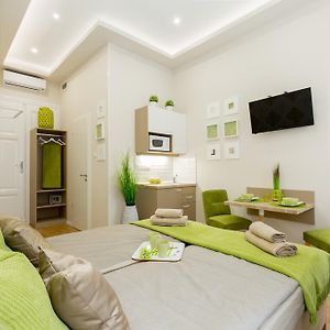 Studio Lit King-Size
