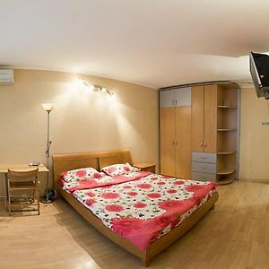 Studio Lit King-Size