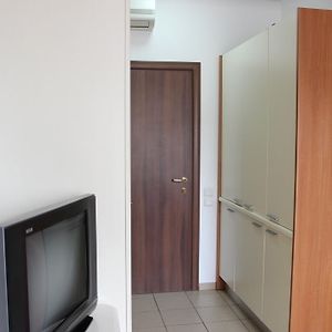 Studio Lit King-Size
