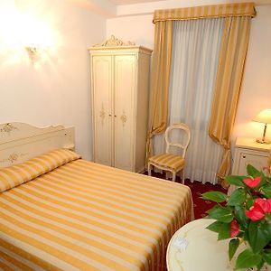 Chambre Économique Lit King-Size