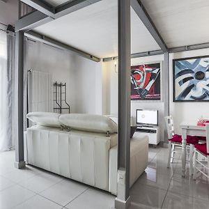 Studio Lit King-Size