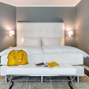 Studio Lit King-Size