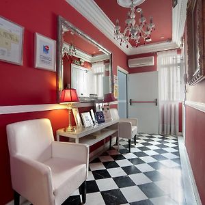 Hostal Adria Santa Ana