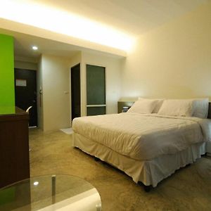 Studio Lit King-Size