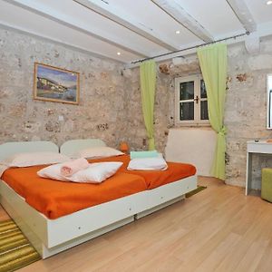 Studio Lit King-Size