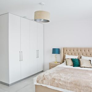 Elegant City Center Apartment 7A